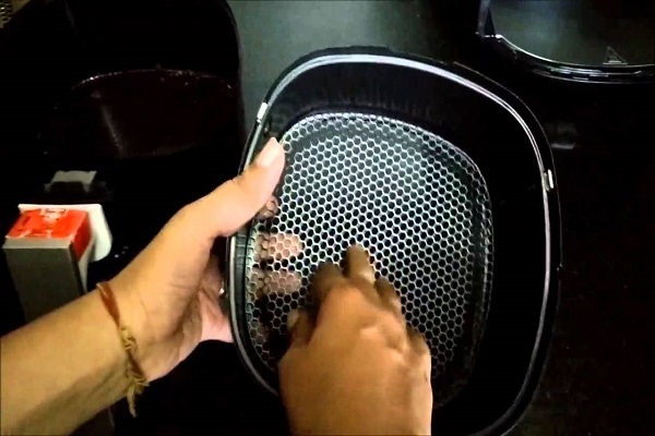 How-to-wash-the-air-fryer 2